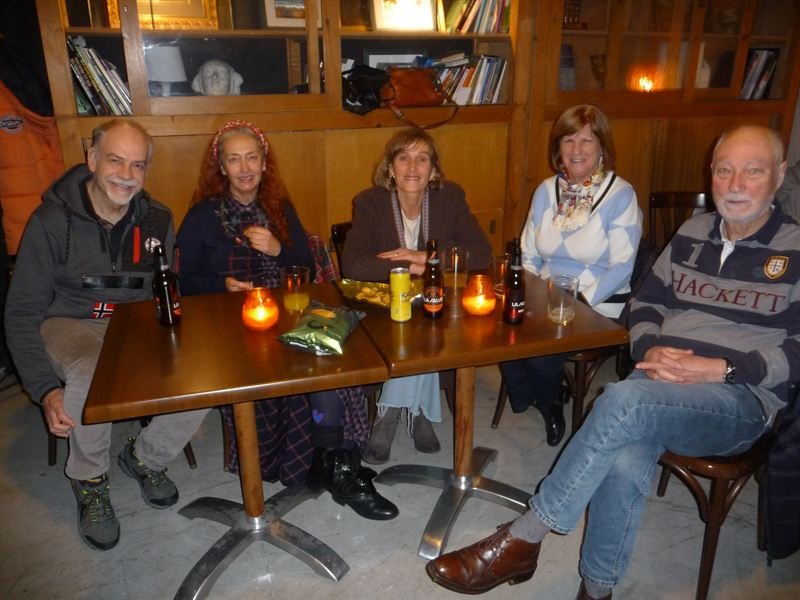 Mesa de amigos con velas y cervezas