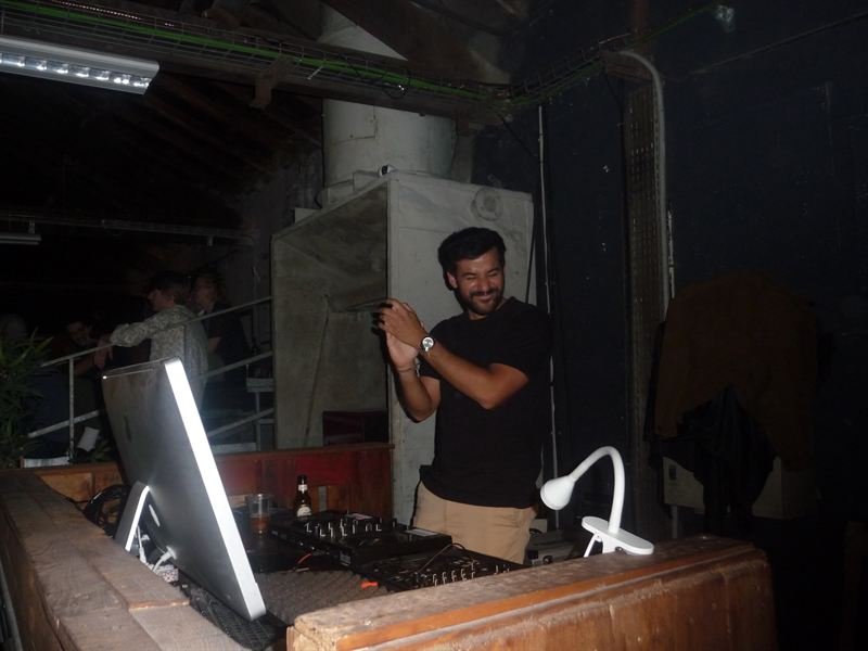 DJ en la cabina mirando a cámara