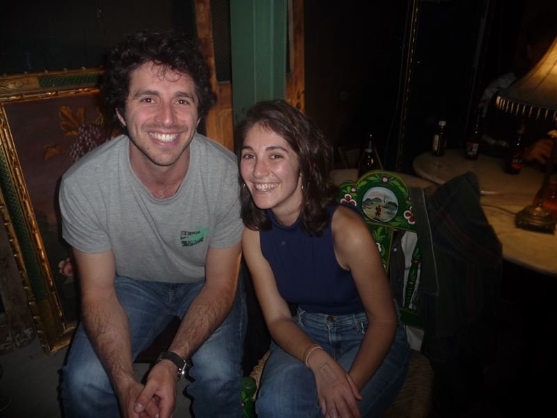 Pareja sonriendo en la sala